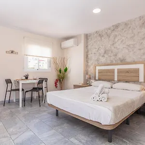 https://apartamentos-lola-beach.es-andalucia.com